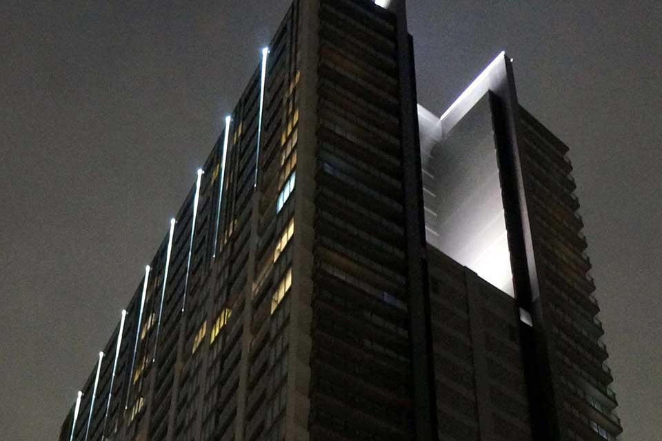 Linear Illumination High-Rise Building in Iidabashi (Tokyo) 