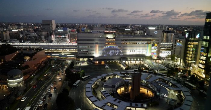 クリスマスの夜に浜松駅ビル「メイワン」へ光文字を投光